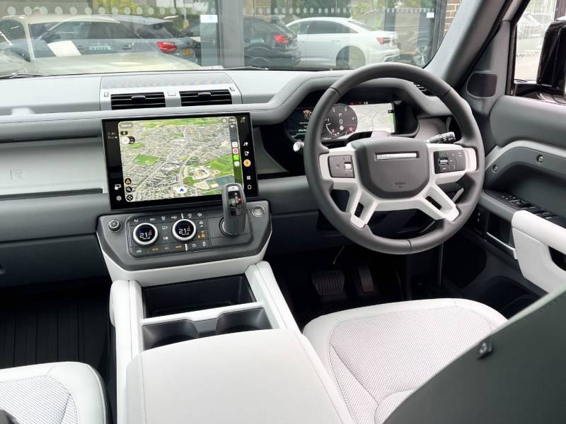 Land Rover Defender 110   Registered:2025(75)