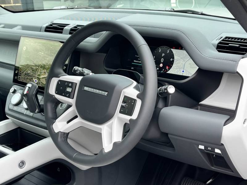 Land Rover Defender 110   Registered:2025(75)