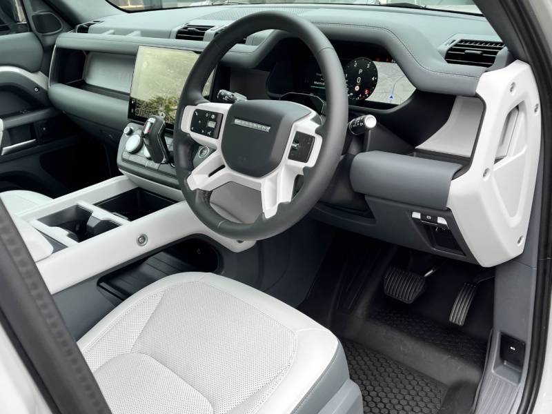 Land Rover Defender 110   Registered:2025(75)
