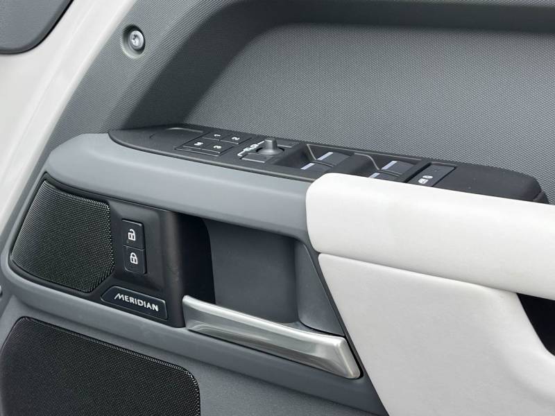 Land Rover Defender 110   Registered:2025(75)