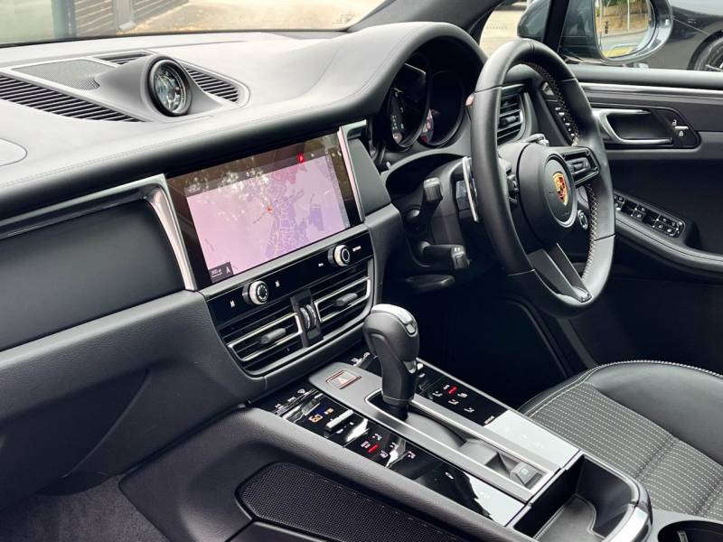 Porsche Macan   Registered:2024(24)