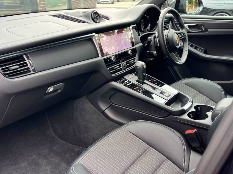 Porsche Macan   Registered:2024(24)