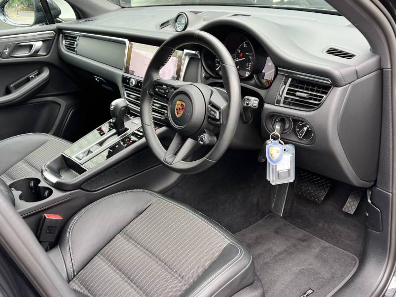 Porsche Macan   Registered:2024(24)