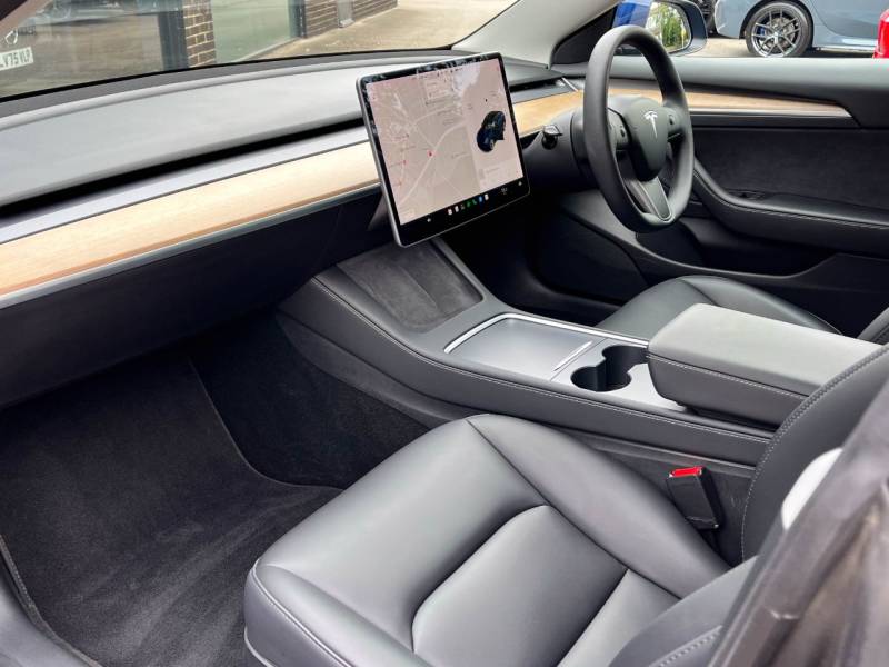 Tesla Model 3   Registered:2021(71)