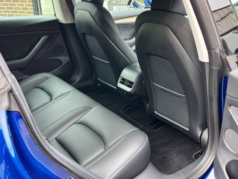 Tesla Model 3   Registered:2021(71)