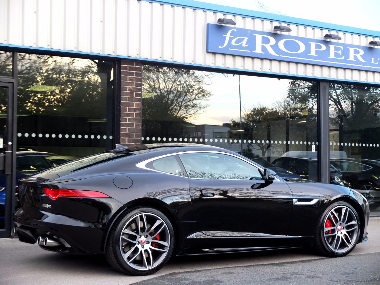 Jaguar F-type 5.0 Supercharged V8 R Auto AWD 550ps Coupe Petrol Ultimate Black Metallic