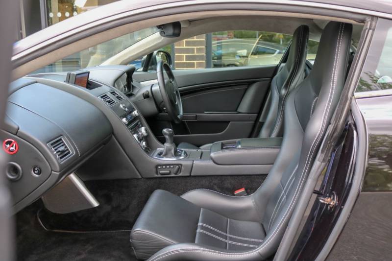 Aston Martin Vantage   Registered:2010(10)