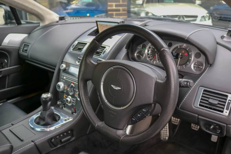 Aston Martin Vantage   Registered:2010(10)