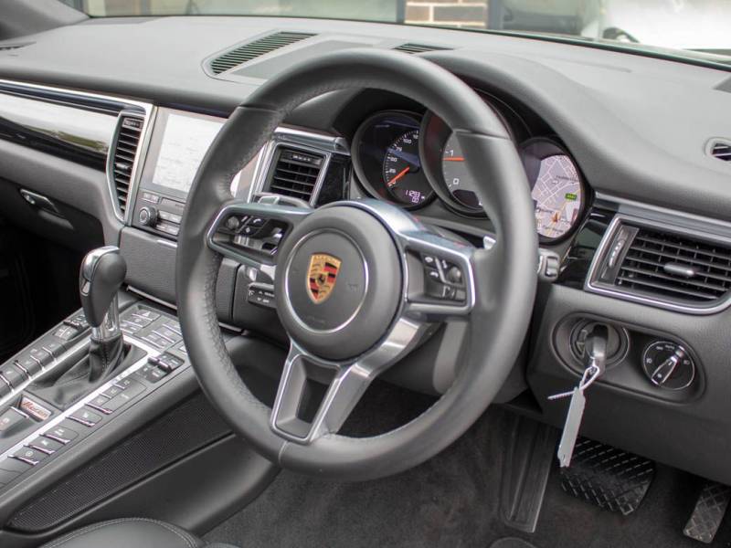 Porsche Macan   Registered:2017(17)