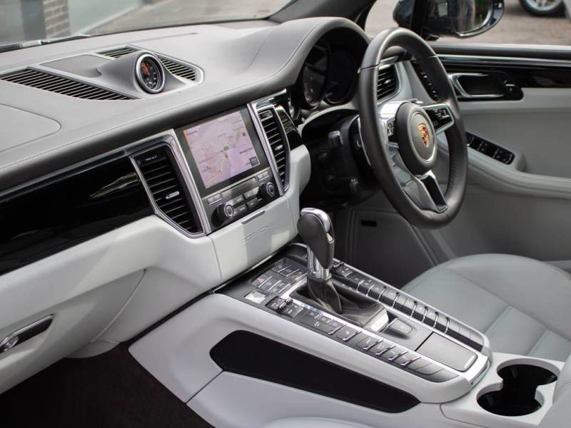 Porsche Macan   Registered:2016(66)