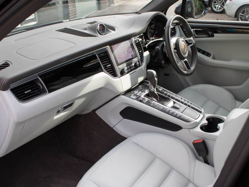 Porsche Macan   Registered:2016(66)