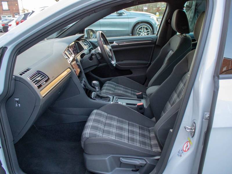 Volkswagen Golf   Registered:2018(18)