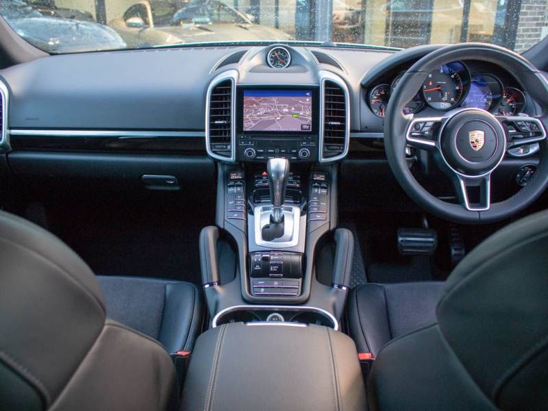 Porsche Cayenne   Registered:2017(17)