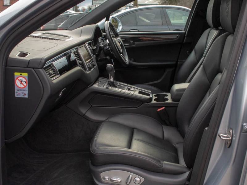 Porsche Macan   Registered:2015(15)