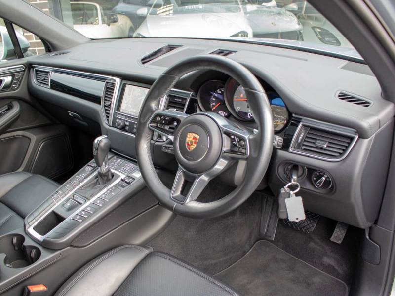 Porsche Macan   Registered:2015(15)
