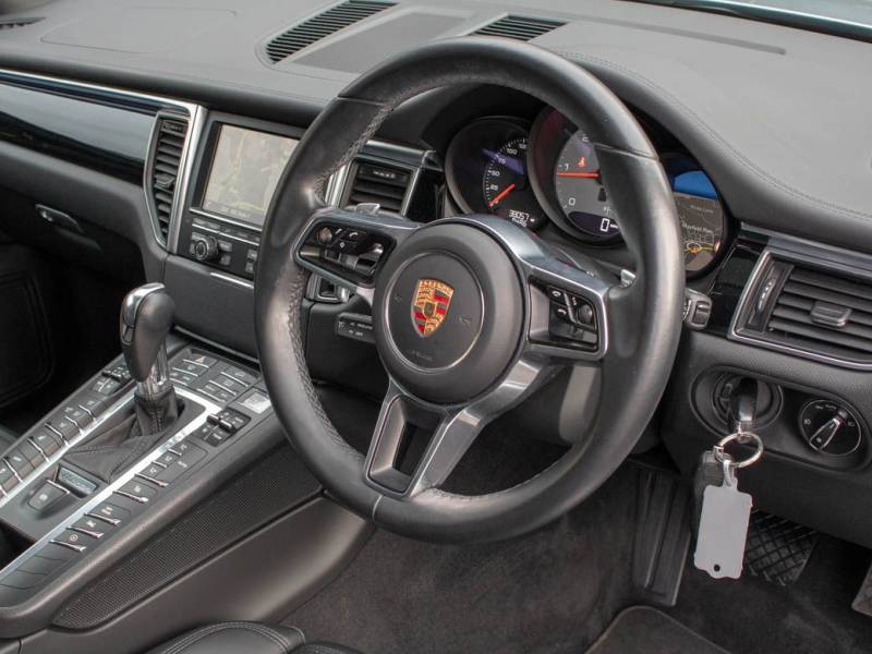 Porsche Macan   Registered:2015(15)
