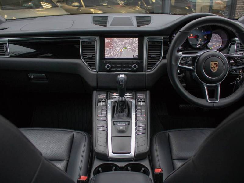 Porsche Macan   Registered:2016(16)