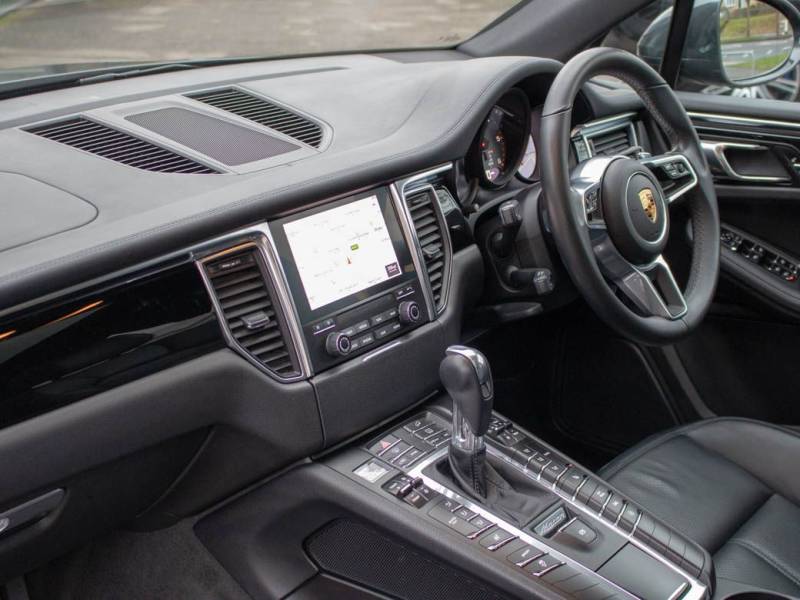 Porsche Macan   Registered:2016(16)