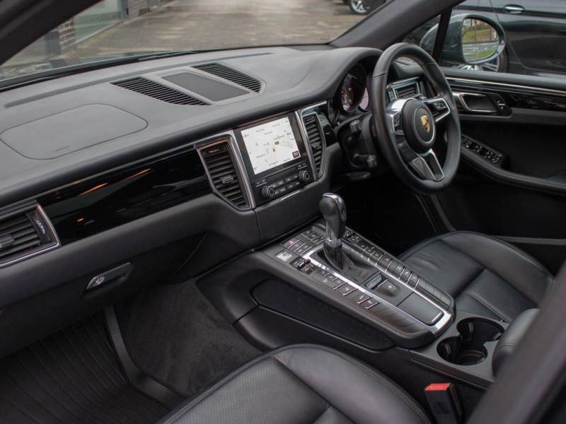 Porsche Macan   Registered:2016(16)