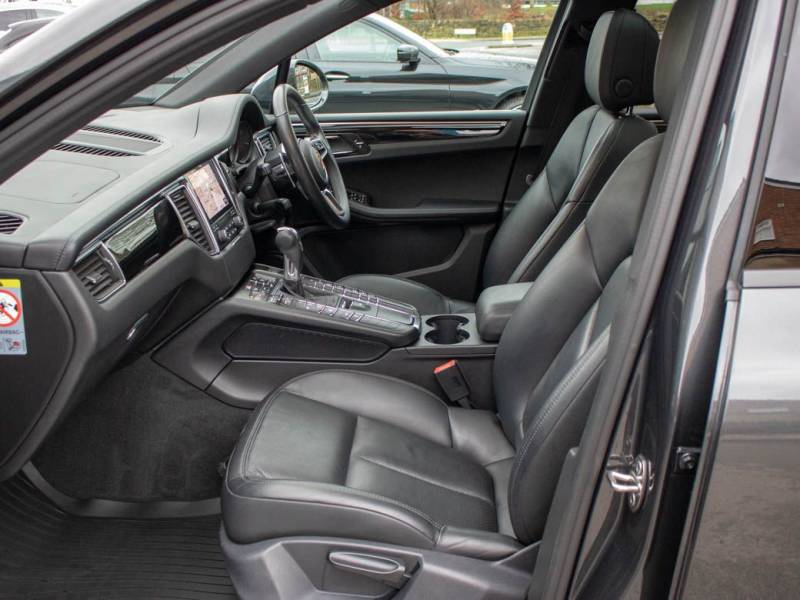 Porsche Macan   Registered:2016(16)