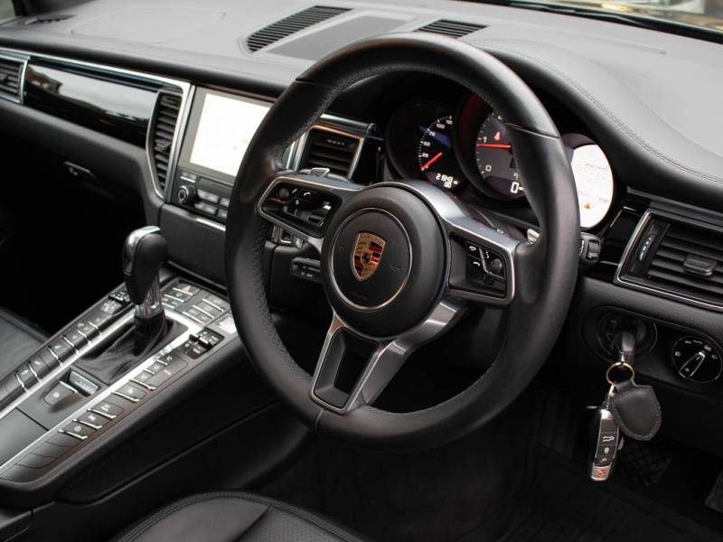 Porsche Macan   Registered:2016(16)