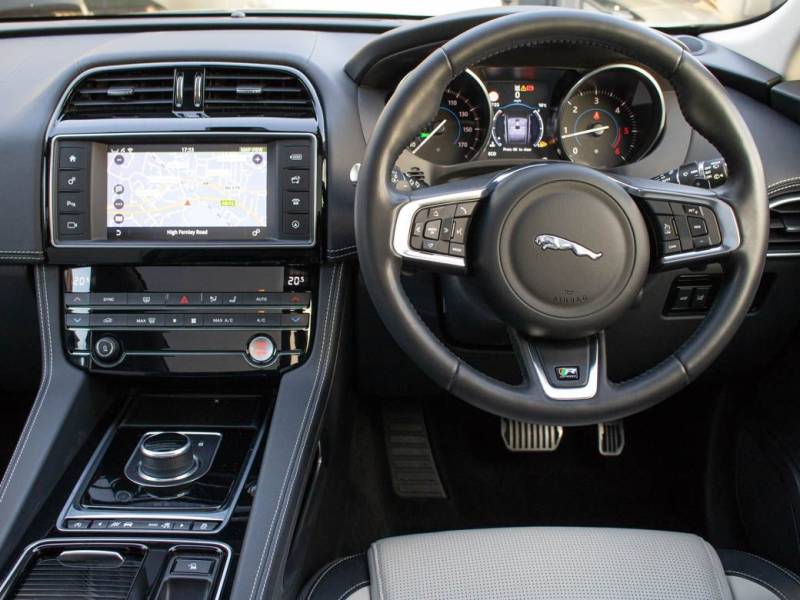 Jaguar F Pace   Registered:2017(17)