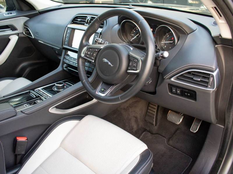 Jaguar F Pace   Registered:2017(17)