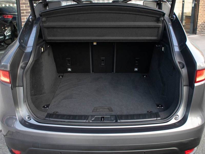 Jaguar F Pace   Registered:2017(17)