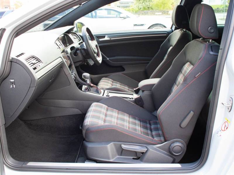 Volkswagen Golf   Registered:2018(68)