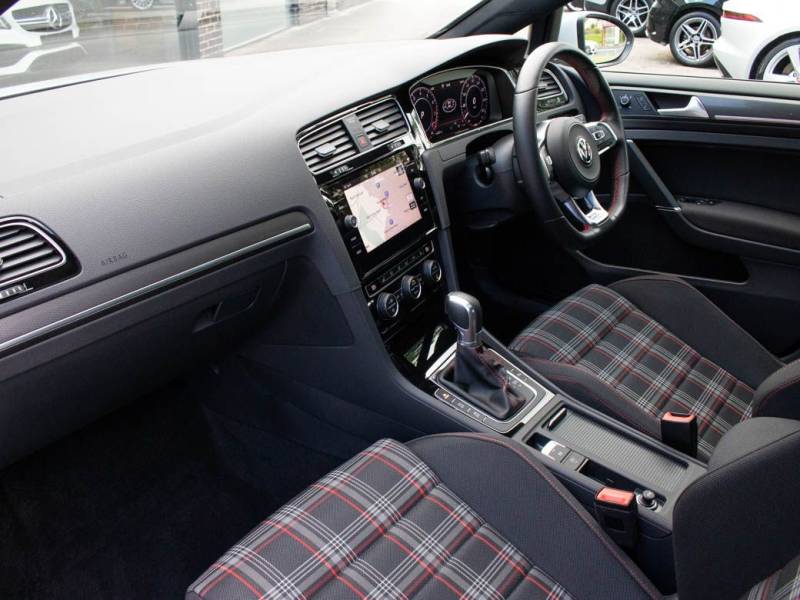 Volkswagen Golf   Registered:2018(68)