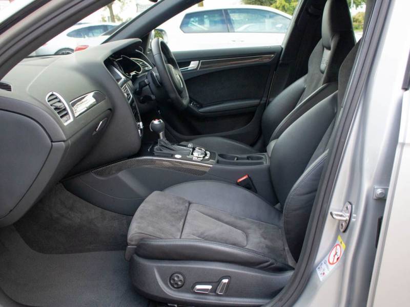 Audi RS4   Registered:2014(14)